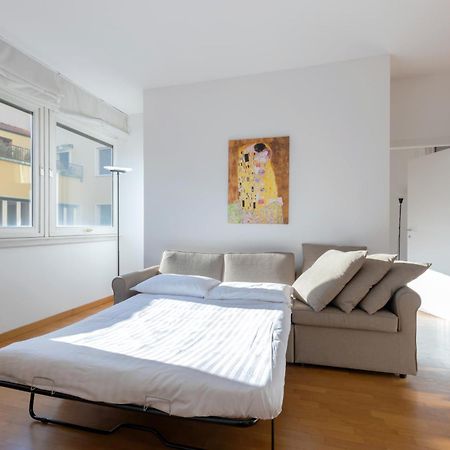 Joivy Apartments By The Lake Como Bagian luar foto
